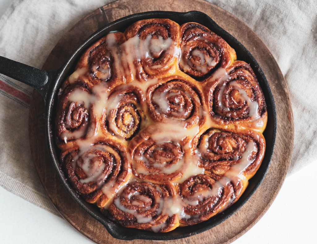 Sticky gingerbread rolls with orange glaze - chili & tonic