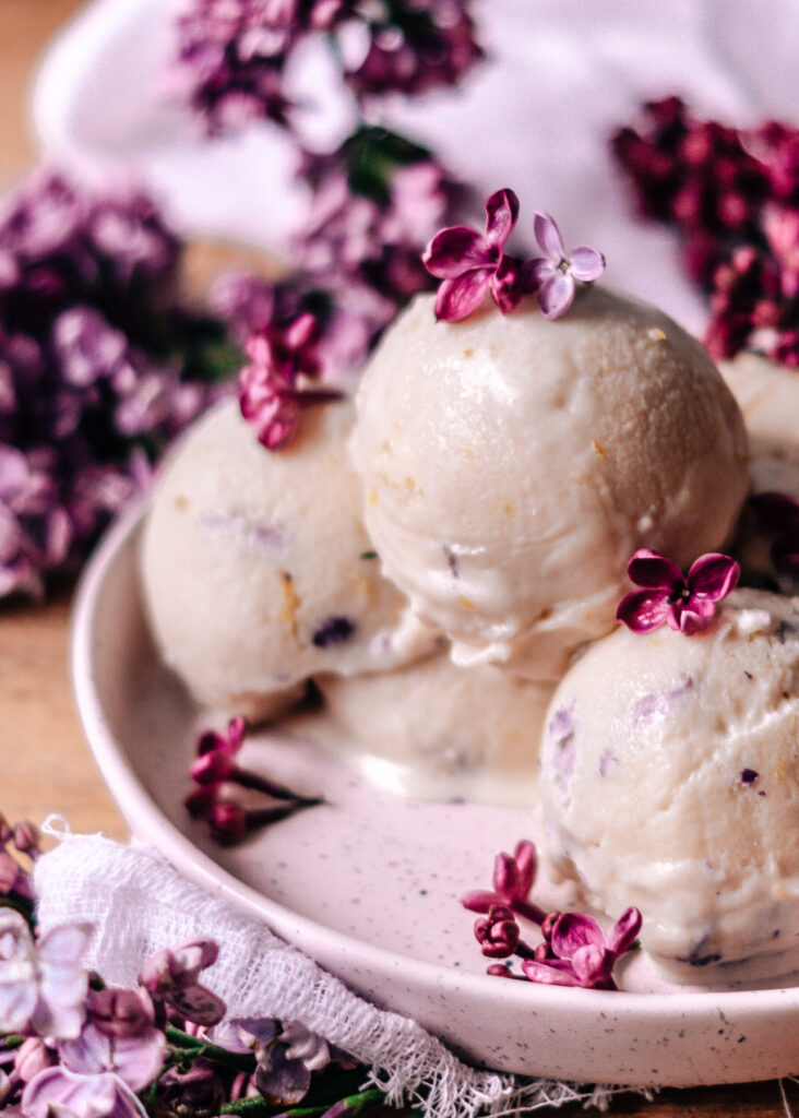 Lilac ice cream - chili & tonic